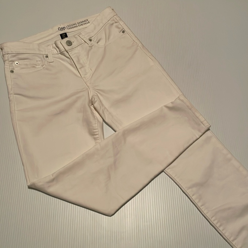 Gap factory white legging skimmer, skinny jeans.  Women’s size 2